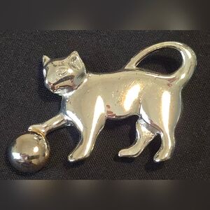 Vintage Silver Tone Cat Figure Brooch